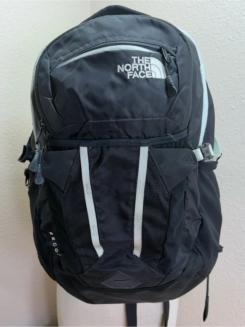 The North Face Recon Backpack Black FlexVent Hiking Travel Laptop Daypack 30L